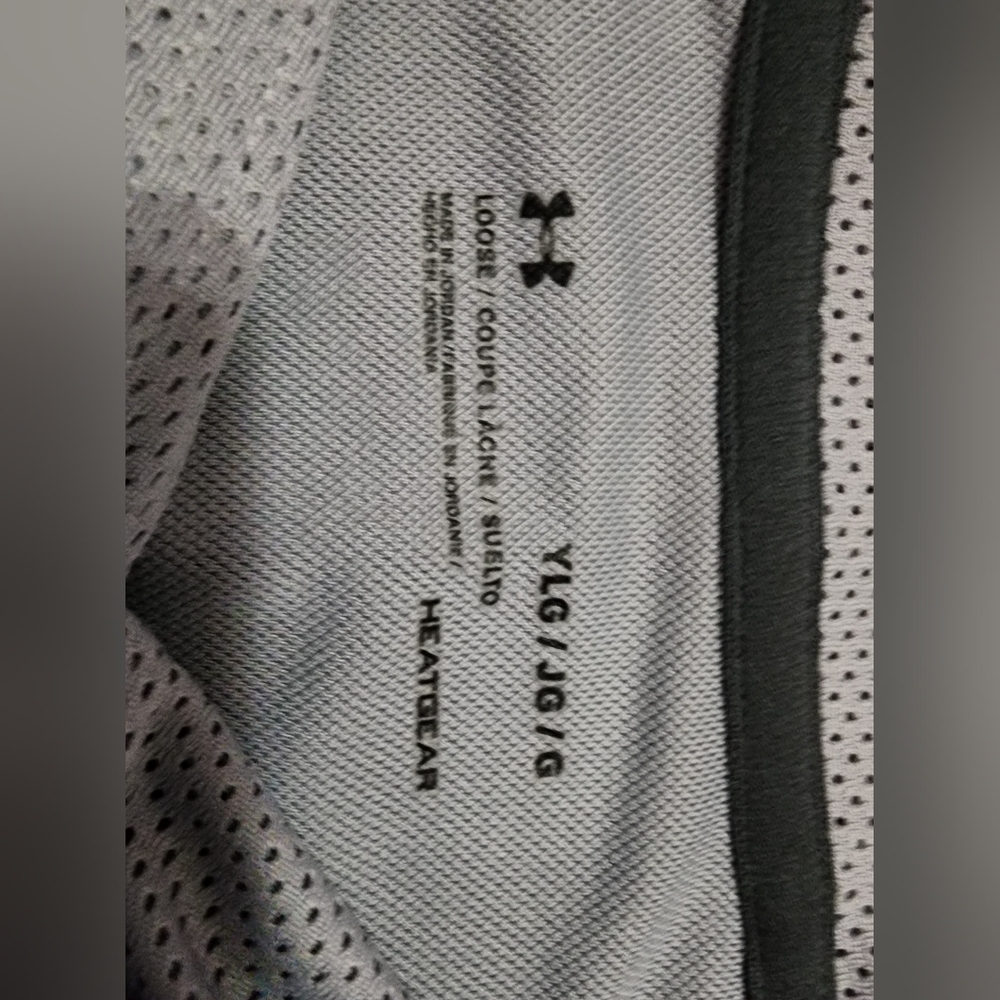 Under Armour Short Sleeve Shirt With Hood - Picture 2 of 3